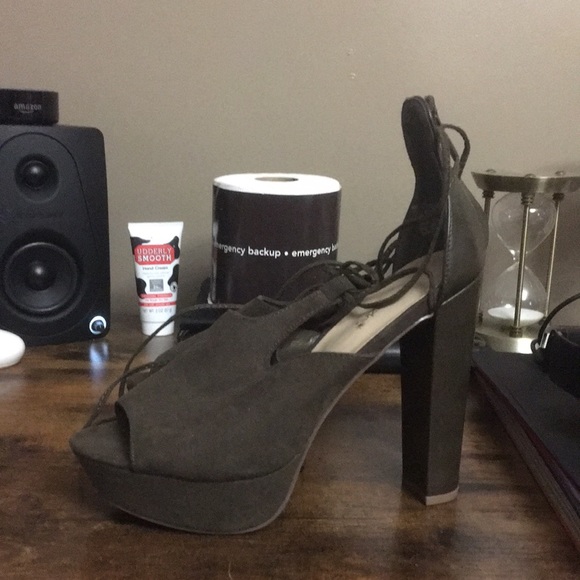 NWOT Brown high heels size 9 like new - Picture 2 of 4